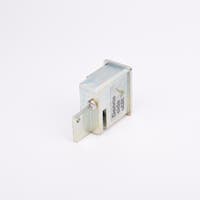 Metalliskt lås med utskjutande regel och etikett med texten ”Denna sida utåt” samt grön bock.