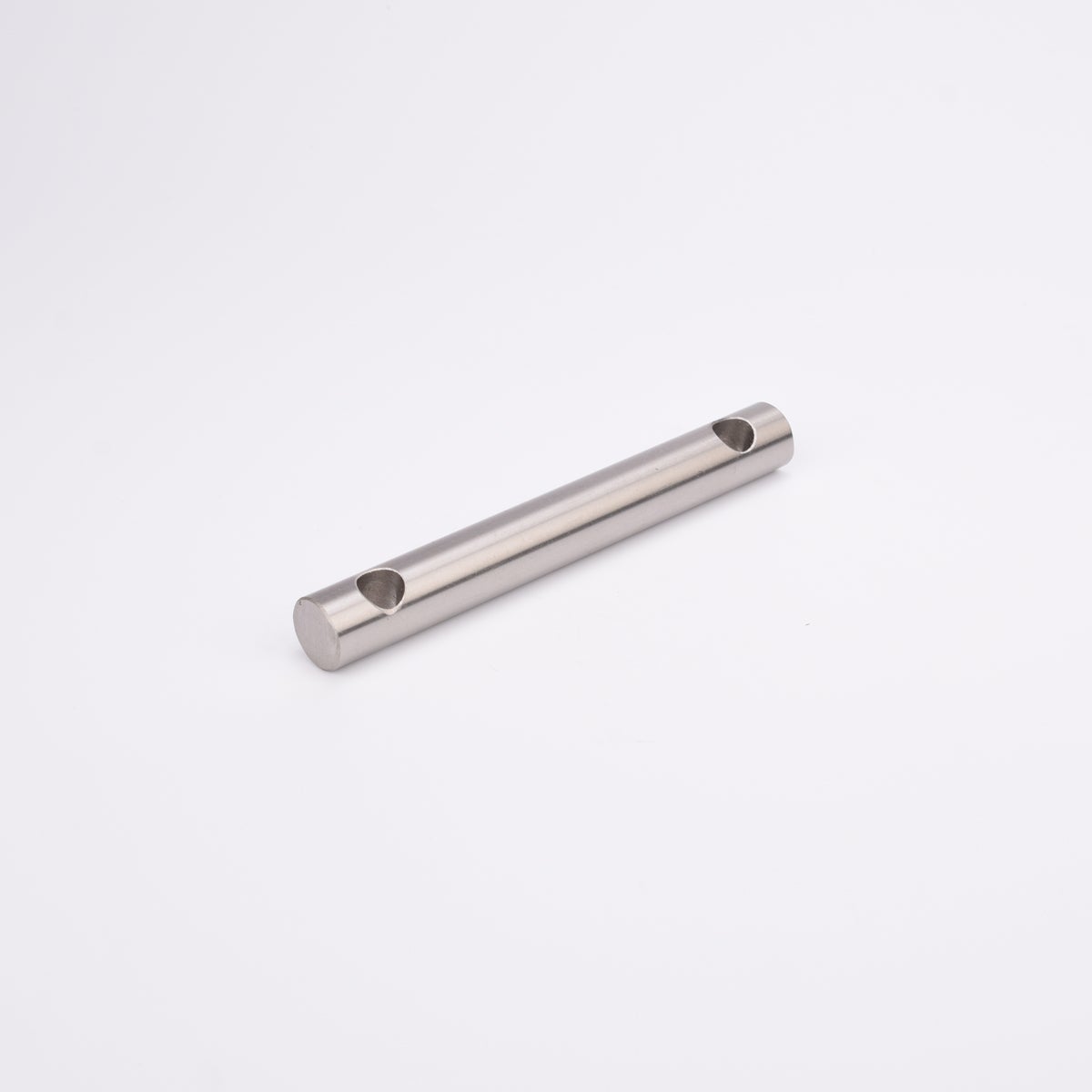 Cylindrisk metallstav med två jämnt fördelade hål.