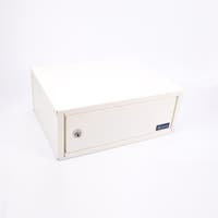 Vitt rektangulärt boxformat medicinskåp i metall med lås framtill.