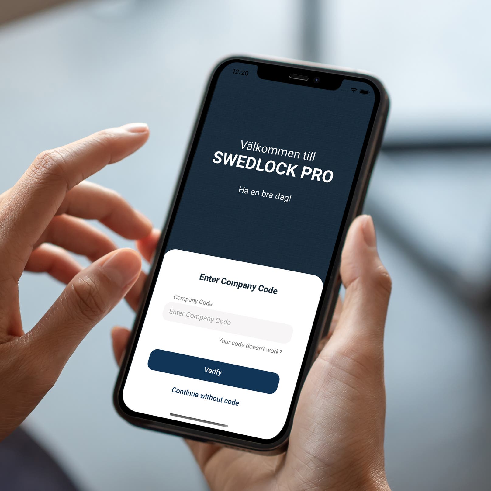 En mobiltelefon som viser påloggingssiden til Swedlock Pro
