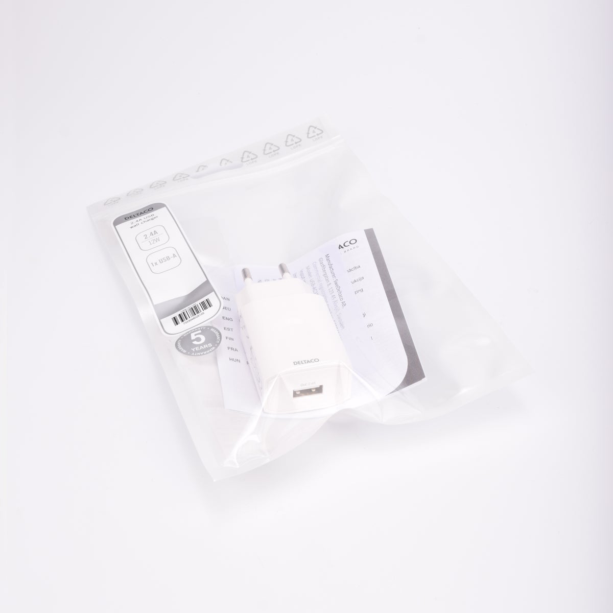 Vit USB-väggladdare, 230V till USB, förpackad i transparent plastpåse med etikett och bruksanvisning.