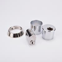 Låssats i krom med cylinder och tre runda täckhylsor.