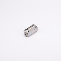 Cylindrisk metallkomponent med gängad utsida och ett runt hål.