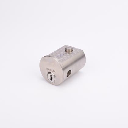 Cylindrisk silverfärgad metallisk låscylinder med nyckelhål.