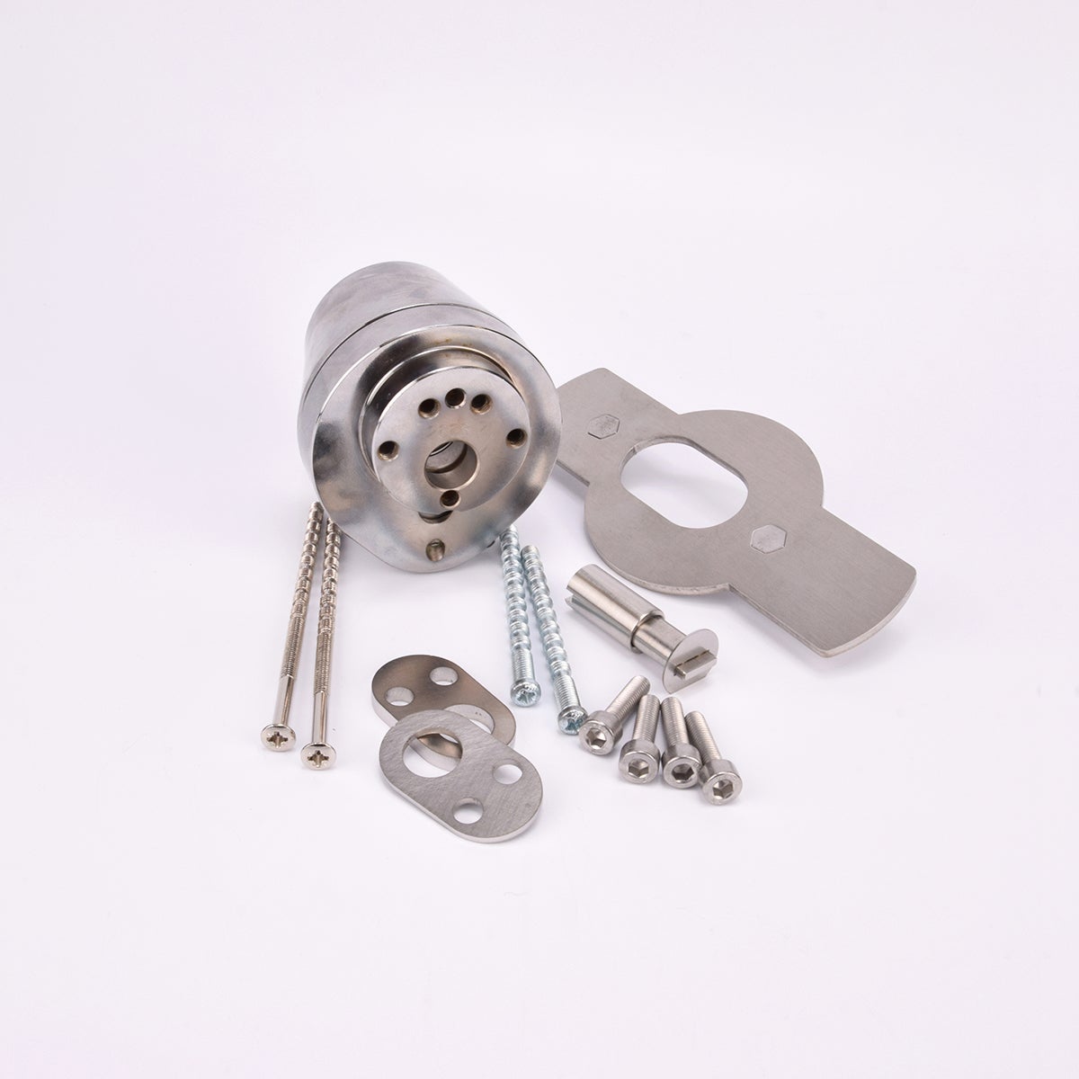 Uppsättning metallkomponenter inklusive blank duo city del, långa skruvar, runda plattor med hål samt mindre skruvar och bultar.