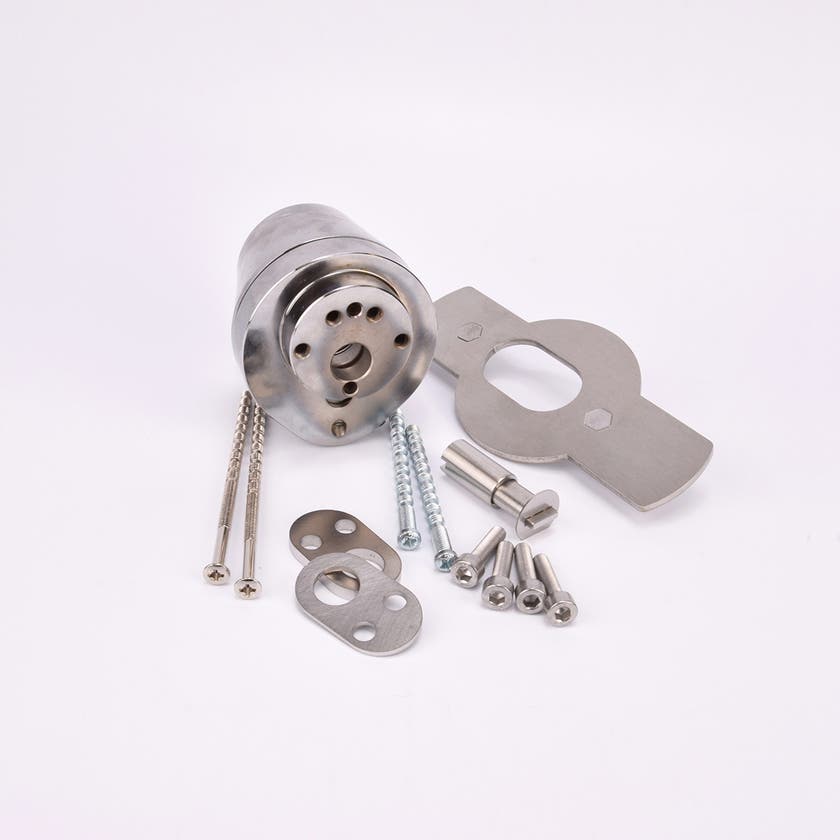 Uppsättning metallkomponenter inklusive blank duo city del, långa skruvar, runda plattor med hål samt mindre skruvar och bultar.