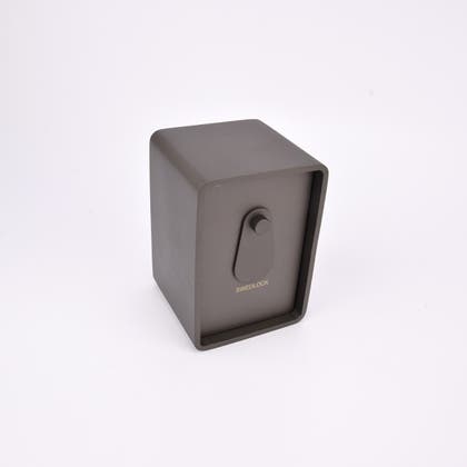 Grått fasadnyckelskåp i metall med rundade hörn och vridbar skyddskåpa.