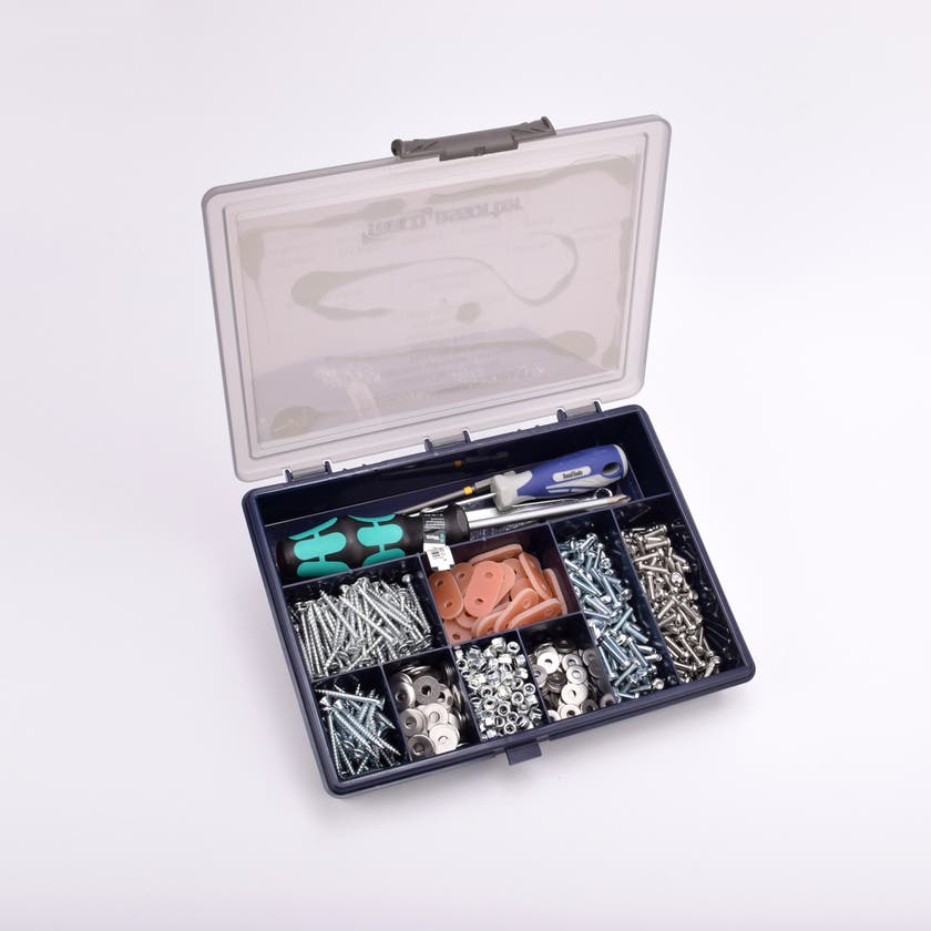Verktygslåda med genomskinligt lock, innehållande organiserade fack med ett sortiment av skruvar, muttrar, brickor och andra smådelar.