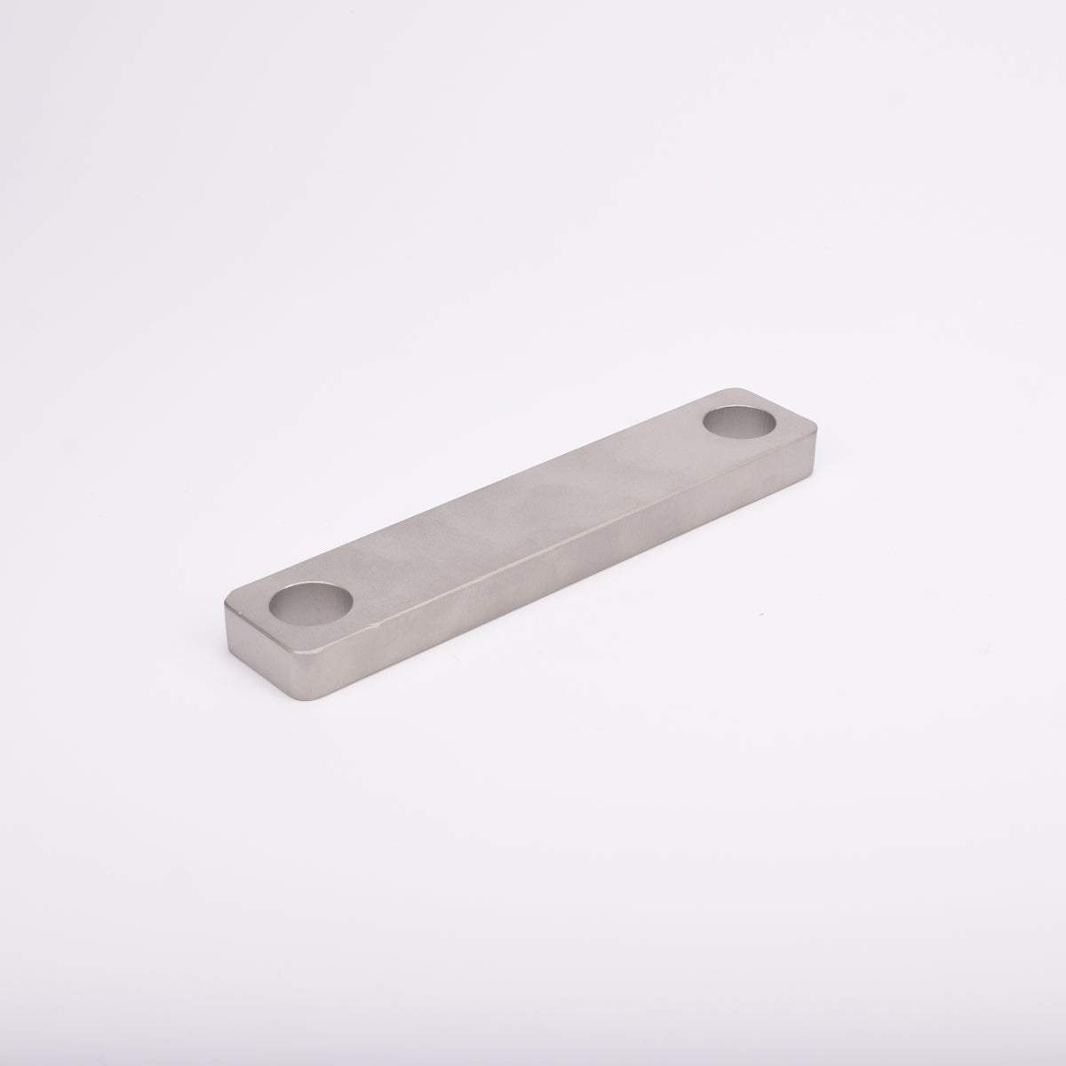 Robust rektangulär metallplatta med två cirkulära monteringshål.