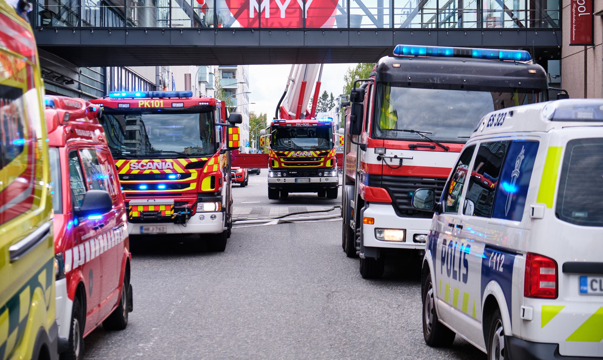 Flera brandbilar på en gata