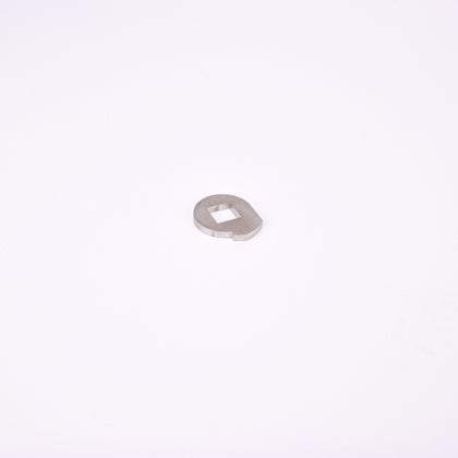 Ovalformad metallbit med fyrkantigt hål i mitten.