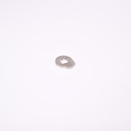 Ovalformad metallbit med fyrkantigt hål i mitten.