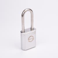 Silverfärgat hänglås med rektangulär kropp och rund bygel.