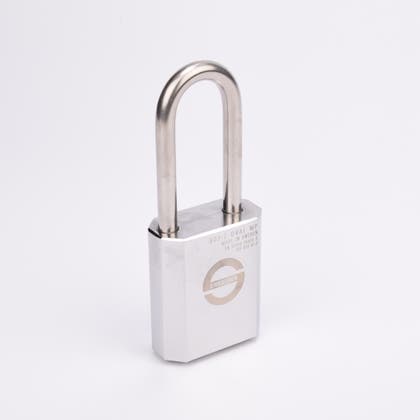 Silverfärgat hänglås med rektangulär kropp och rund bygel.