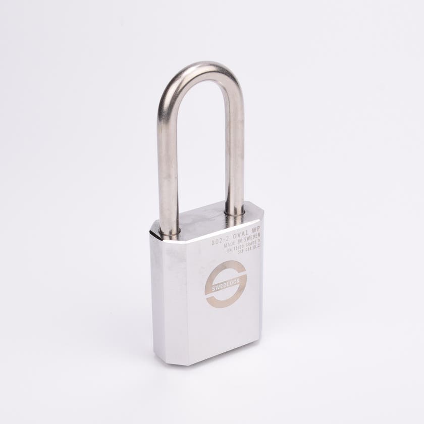 Silverfärgat hänglås med rektangulär kropp och rund bygel.