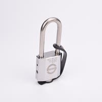 Silverfärgat hänglås med rektangulär kropp och rund bygel. En svart gummirem är fäst från hänglåsets nedre del till bygeln.