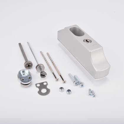 Duolås med monteringsdetaljer, inklusive skruvar, brickor, metallplatta och låsenhet.