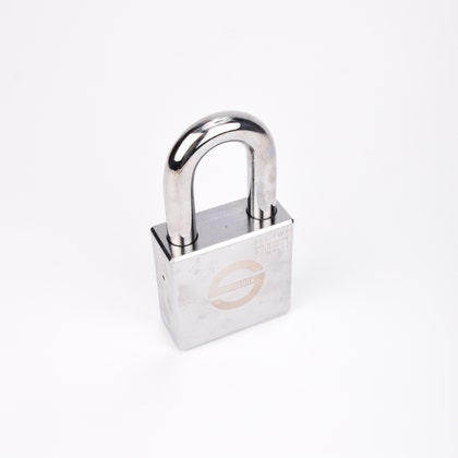 Silverfärgat hänglås med rektangulär kropp och rund bygel.