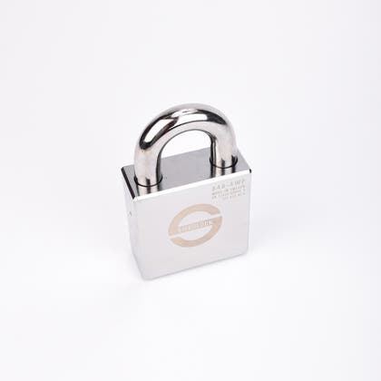 Silverfärgat hänglås med rektangulär kropp och rund bygel.