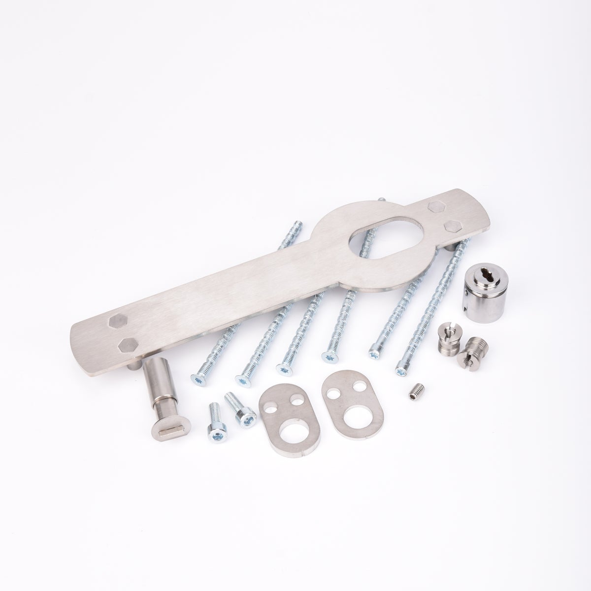 Monteringssats bestående av monteringsplåt, brickor och skruvar.