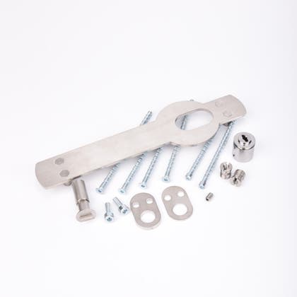 Monteringssats bestående av monteringsplåt, brickor och skruvar.