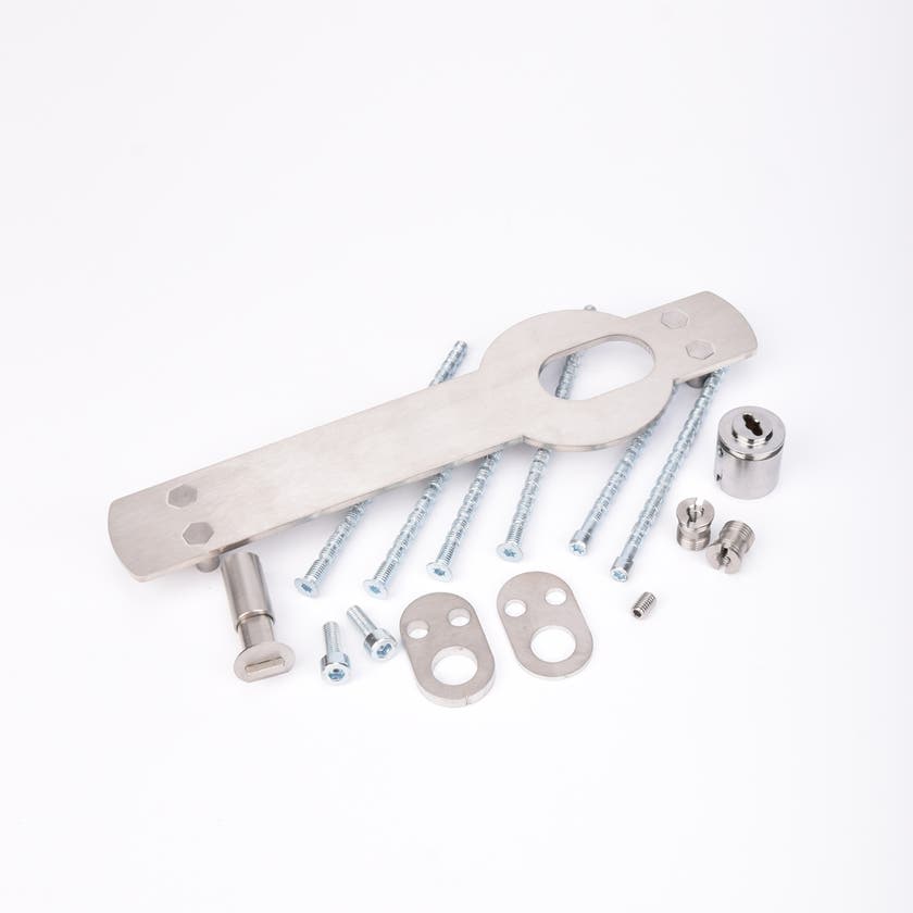 Monteringssats bestående av monteringsplåt, brickor och skruvar.