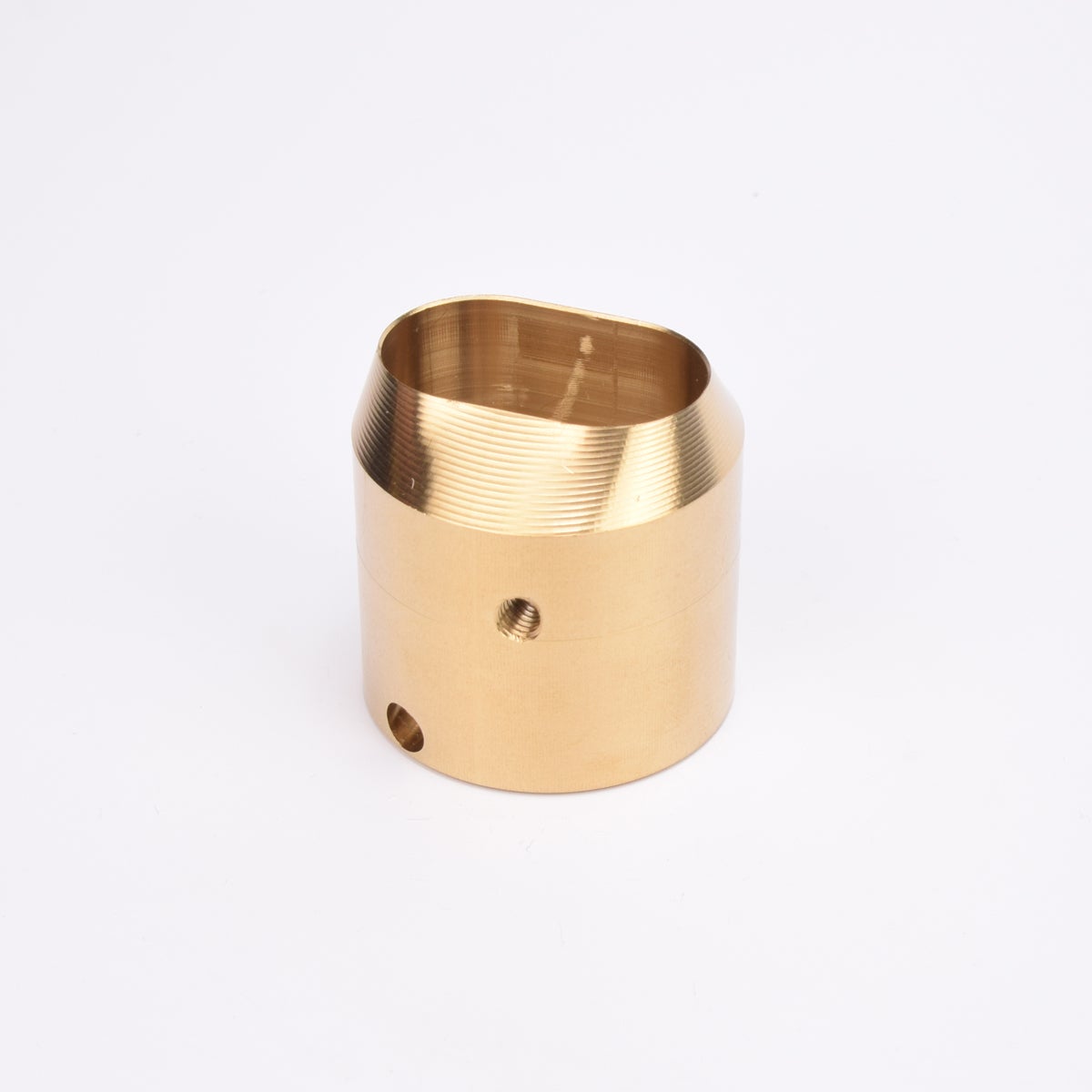 Mässingsfärgat utfyllnadsadapter i metall med snedskuren topp som bildar en oval öppning.