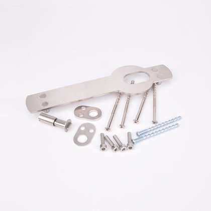 Monteringssats med skruvar, brickor och monteringsplåt för dörr.