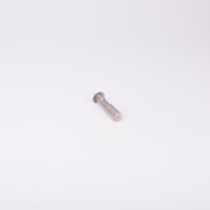 Cylinderformad adapter i metall.