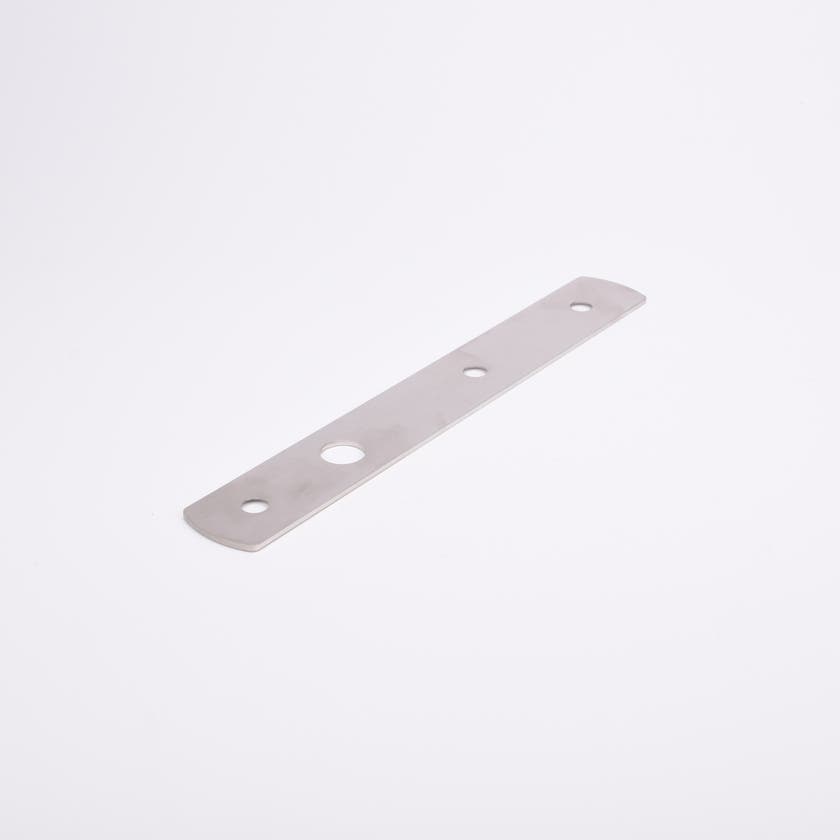 Rektangulär metallplatta med fyra runda hål.