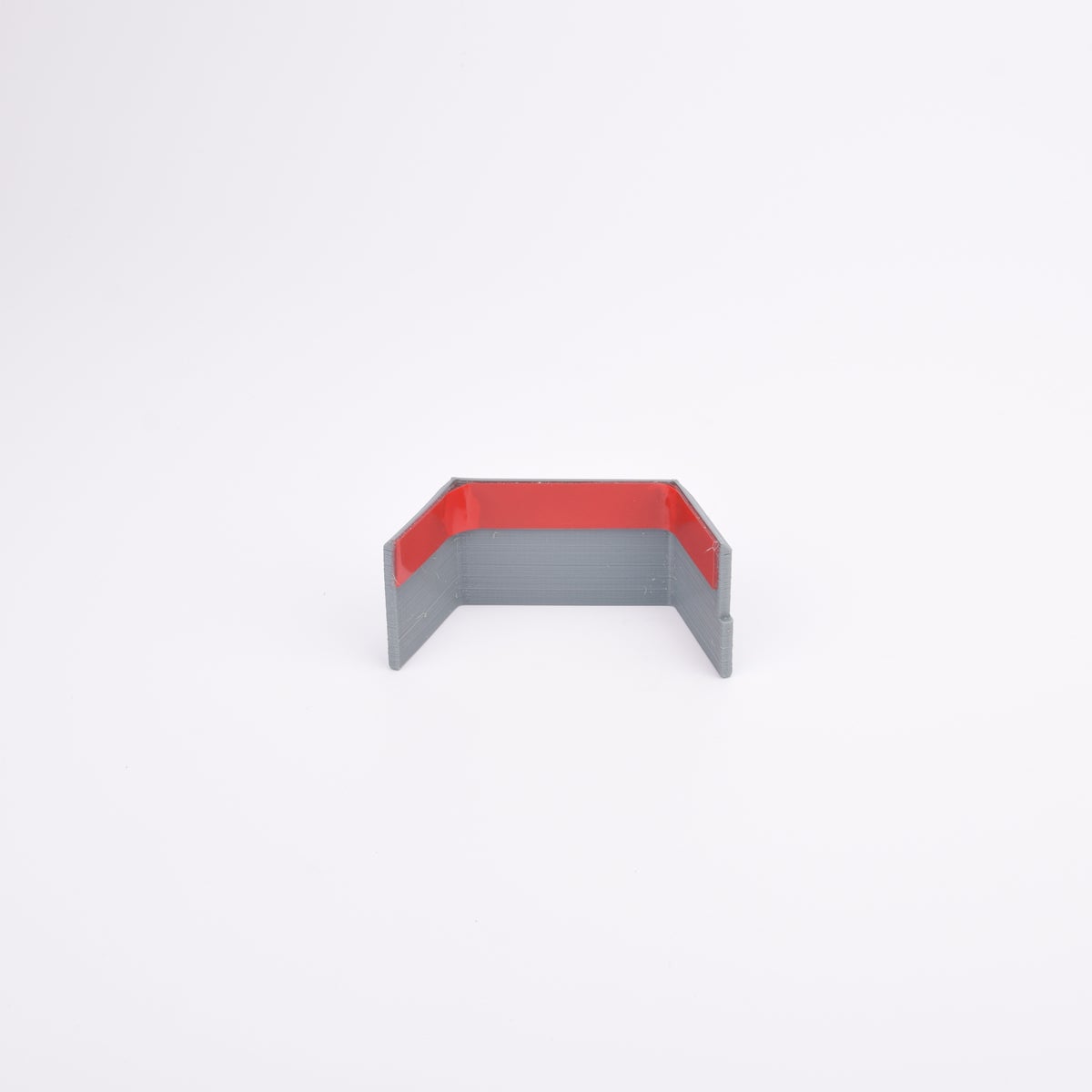 Väderskydd med grå sidor.