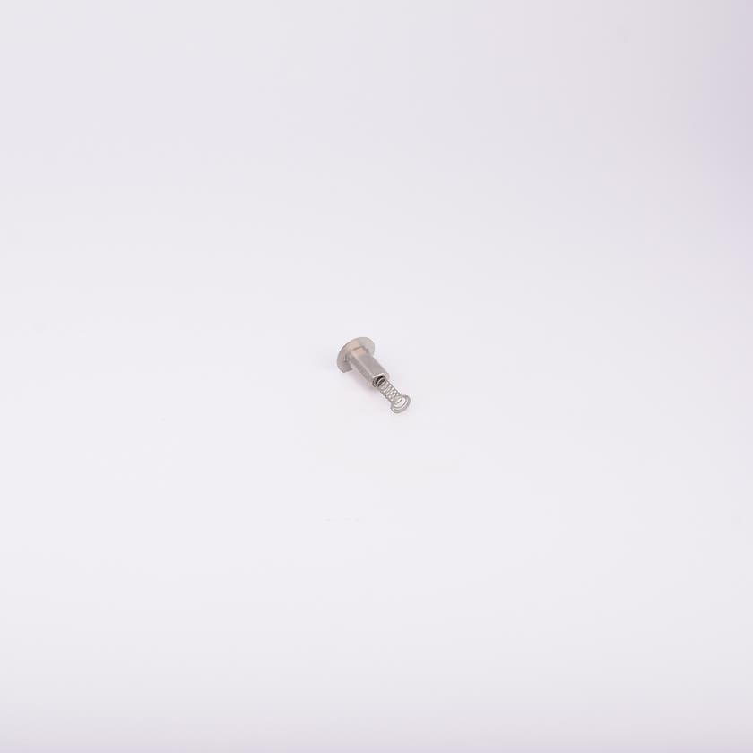 En metallisk cylinderformad komponent med en fjäder som sticker ut från ena änden.