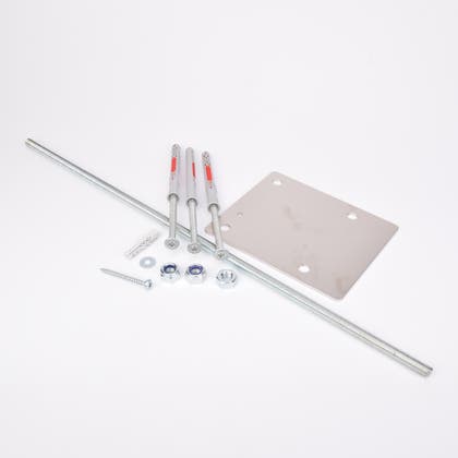 Monteringskit med metallplatta, gängade stänger, skruvar, muttrar och brickor.