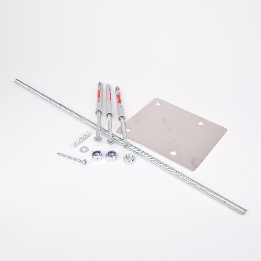 Monteringskit med metallplatta, gängade stänger, skruvar, muttrar och brickor.