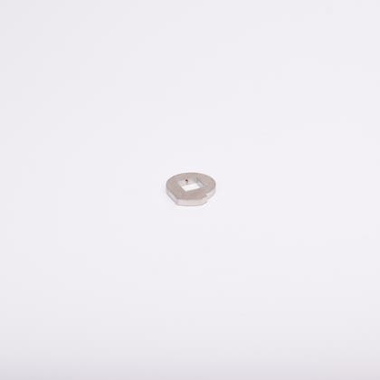 Metallbricka med cirkulär form och fyrkantigt hål i mitten.