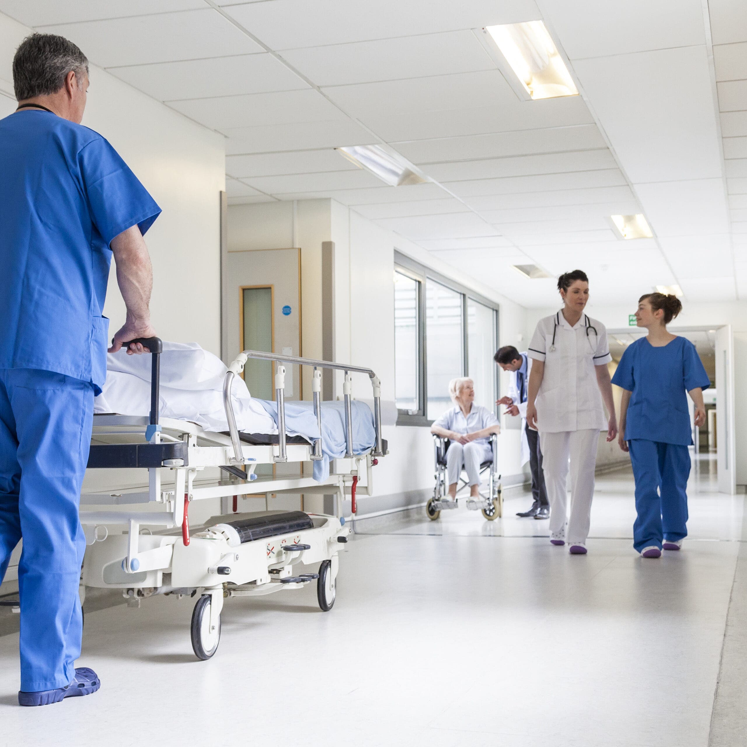 Mennesker i en korridor på et sykehus