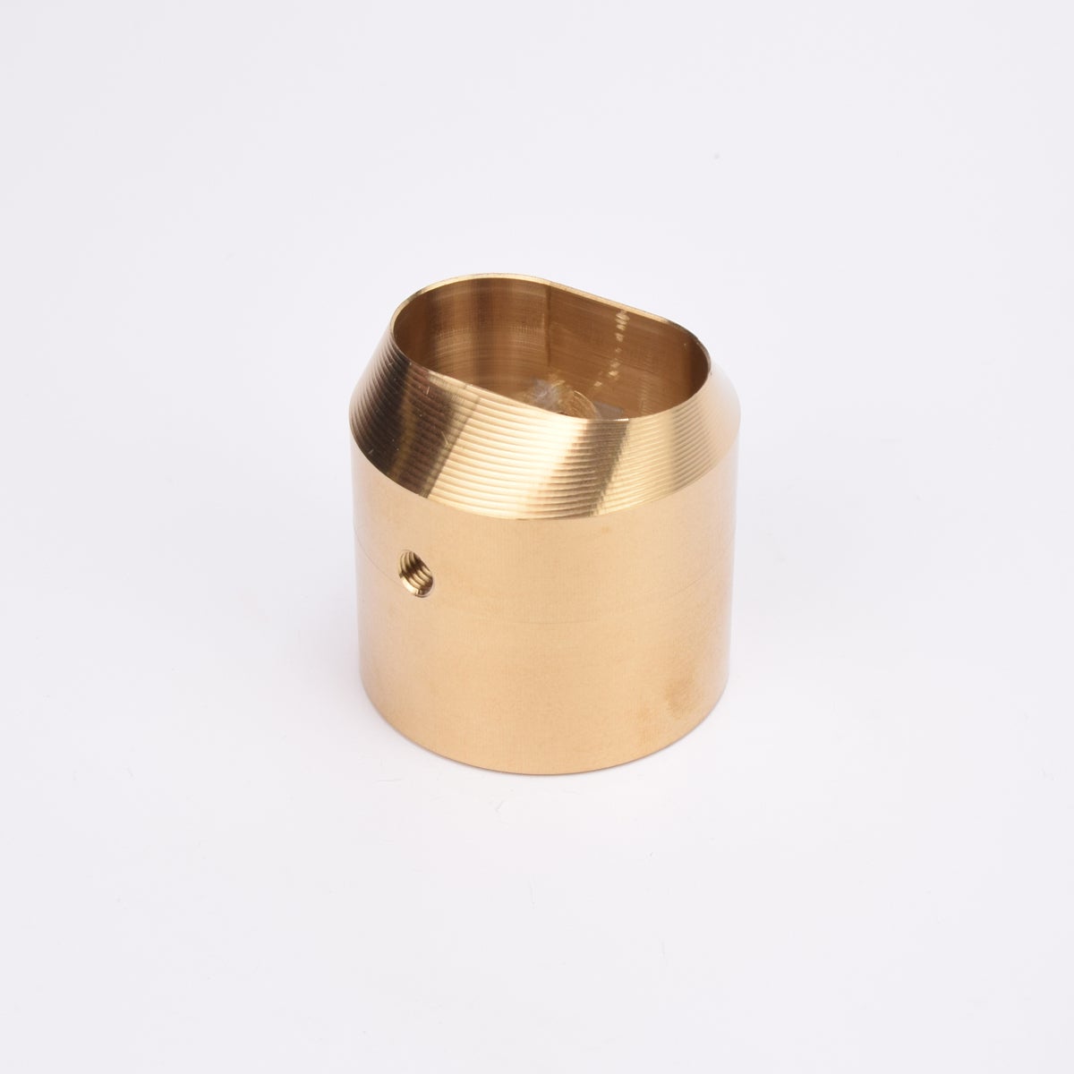 Mässingsfärgat utfyllnadsadapter i metall med snedskuren topp som bildar en oval öppning.
