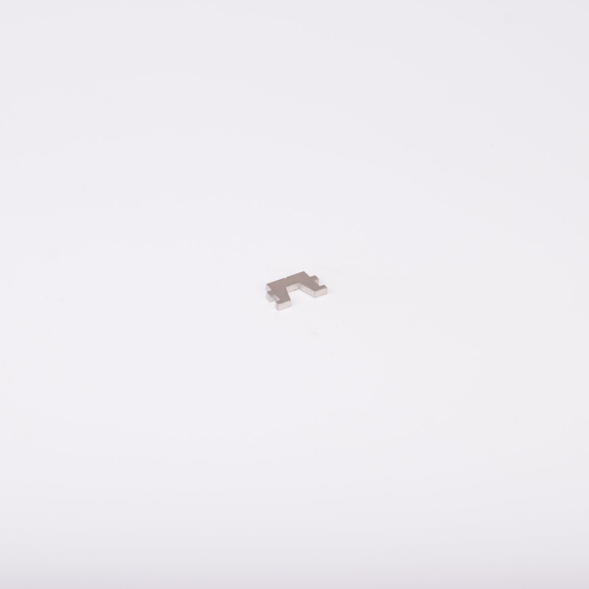 Liten förstärkare i metall. Formad som ett U med en rak bas.