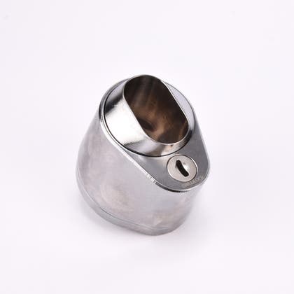 Droppformat metallhus med ovalt urtag för låscylinder, samt nyckelhål i nedre avsmalnande delen.