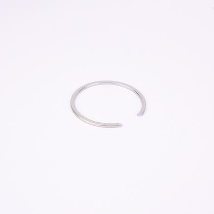 Silverfärgad cirkulär metallring med litet gap.
