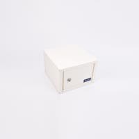 Vitt rektangulärt boxformat medicinskåp i metall med lås framtill.