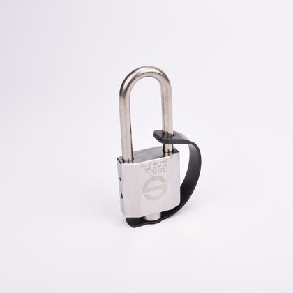 Silverfärgat hänglås med rektangulär kropp och rund bygel. En svart gummirem är fäst från hänglåsets nedre del till bygeln.