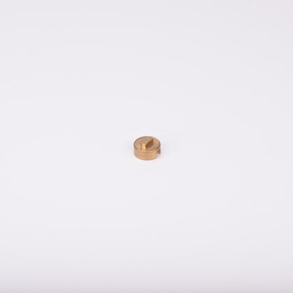 Liten rund adapter i metall med upphöjd rektangulär sektion på ovansidan.
