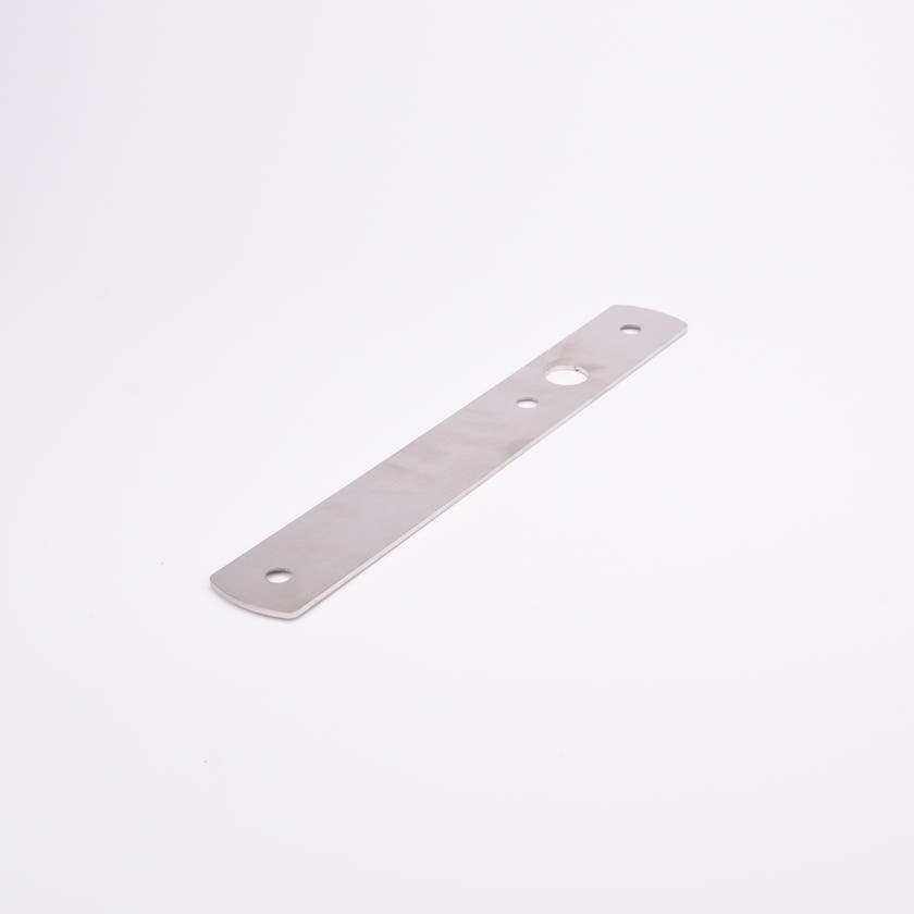Rektangulär metallplatta med fyra runda hål.