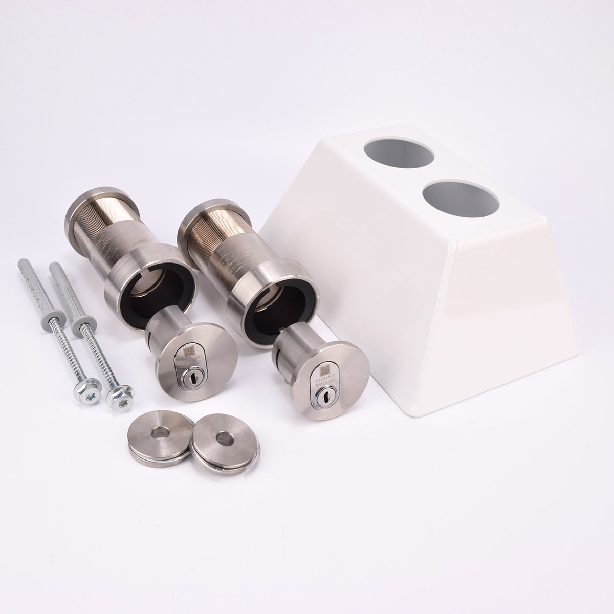 Två cylinderformade rör med två cylindriska lås i rostfritt stål, två skruvar, två runda metallbrickor och ett vitt trapphusfäste i metall med två hål.
